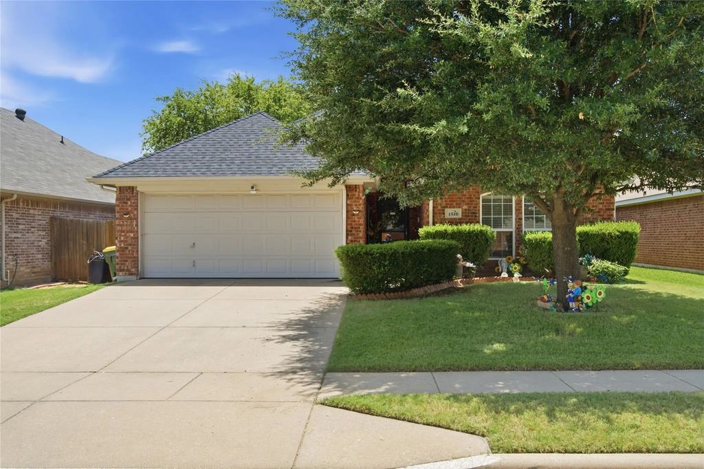1516 Baslow Lane, Burleson
