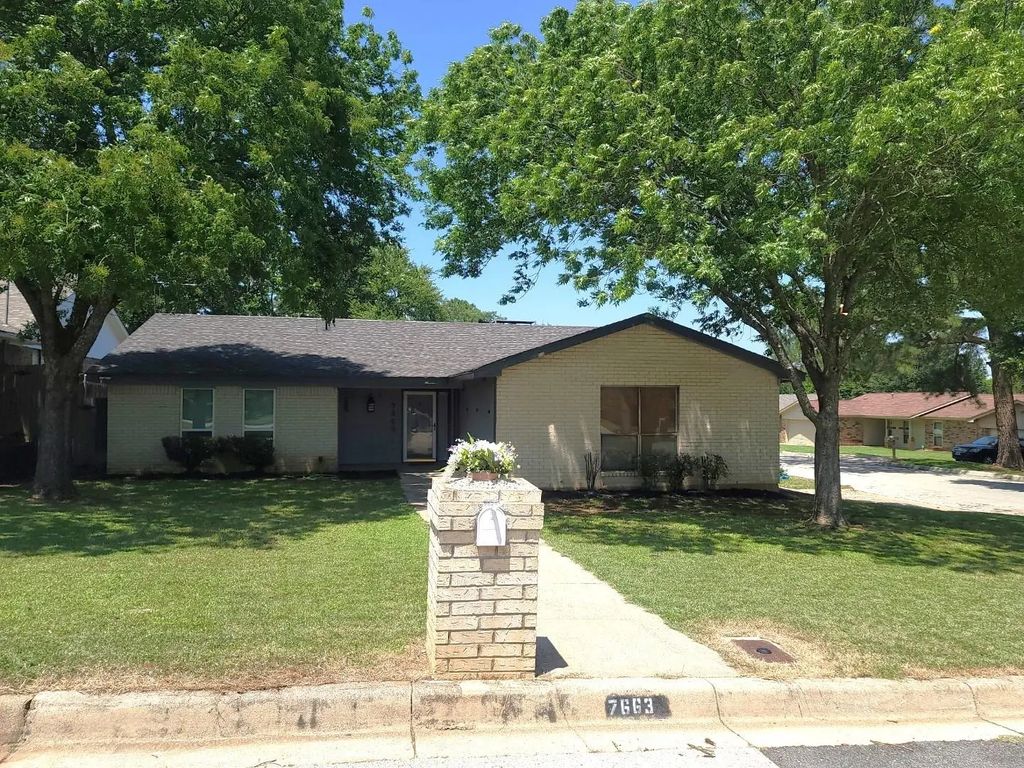7663 Blue Carriage Court, Fort Worth