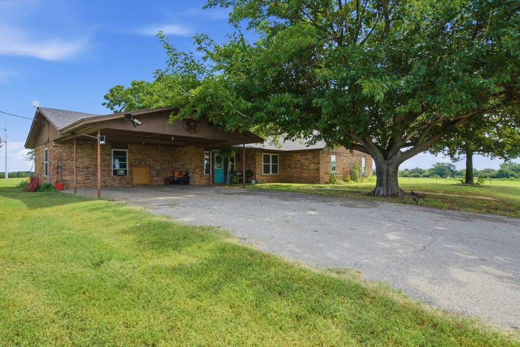 270 County Road 425, De Leon