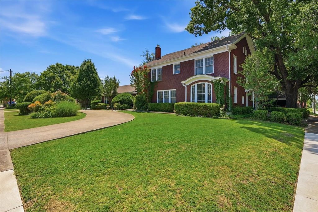 221 W 5th Street, Bonham
