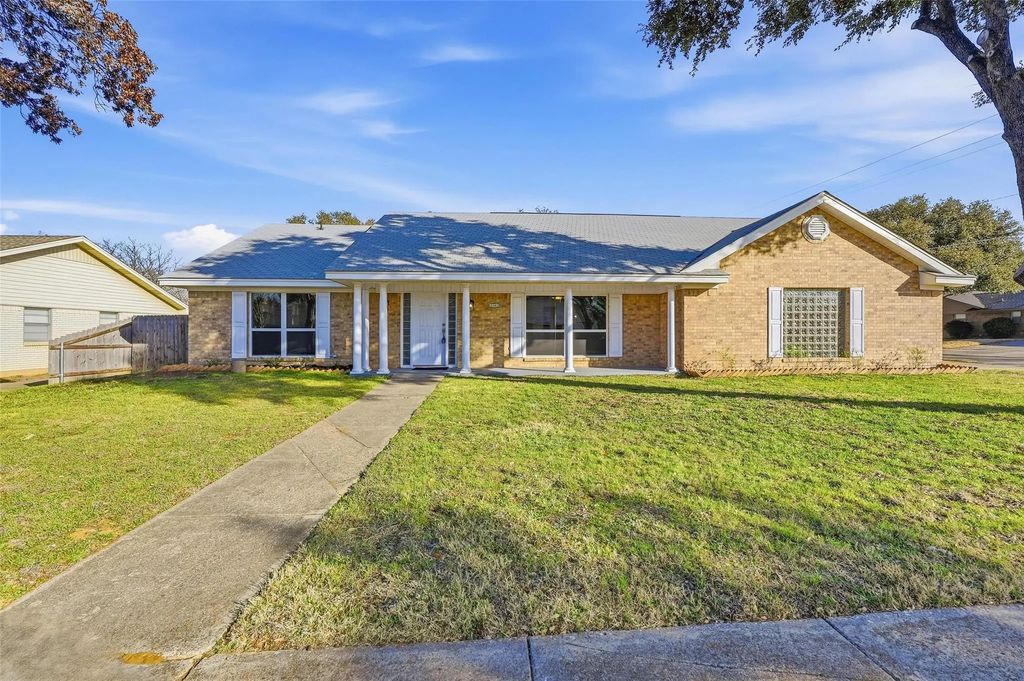 3301 Peachtree Lane, Pantego