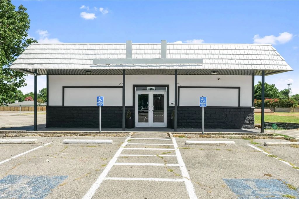 325 E Pipeline Road, Bedford