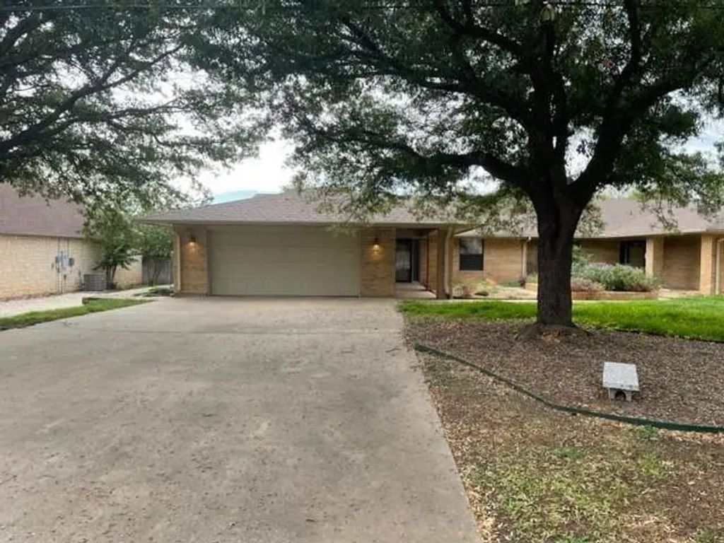 609 Williamsburg Court, Granbury