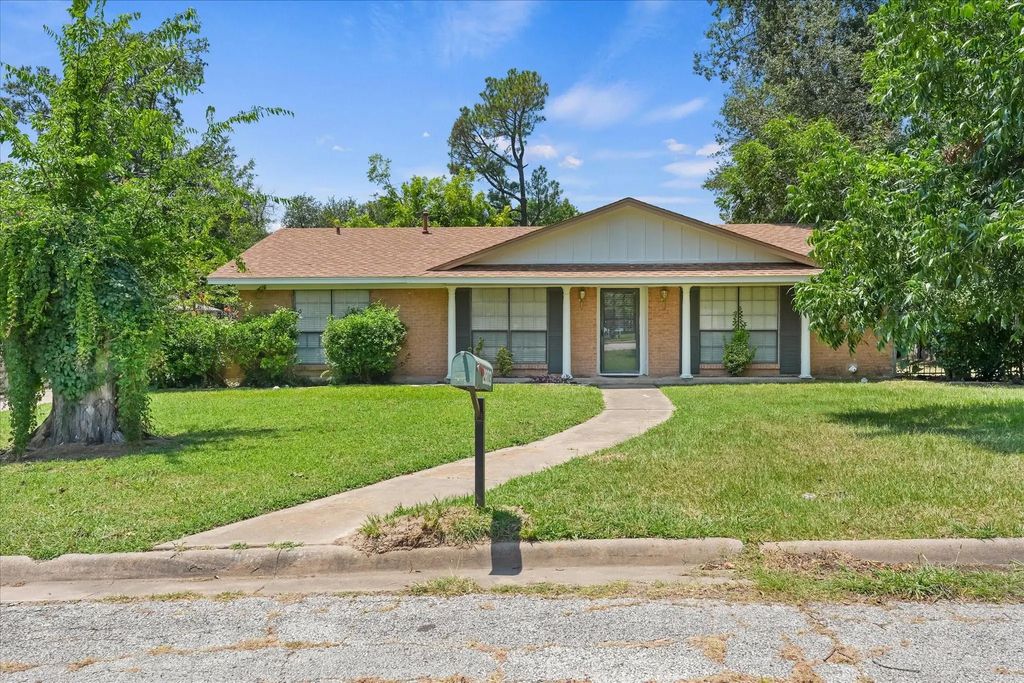2803 Bois D Arc Street, Commerce