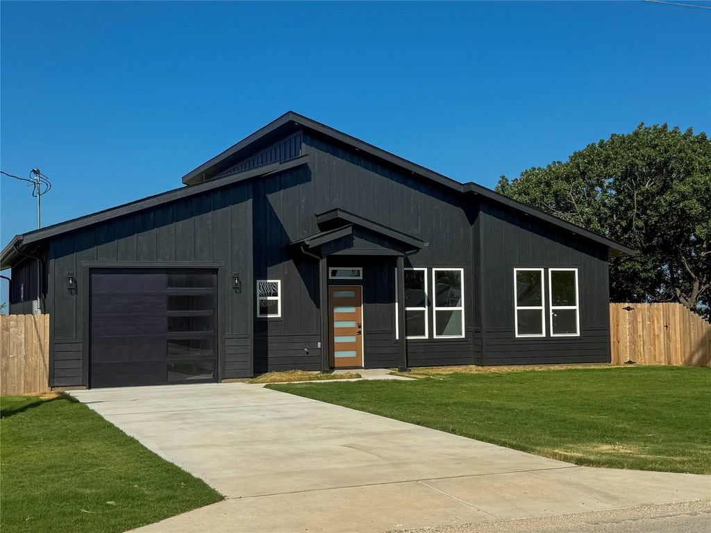501 N Cleburne Whitney Road, Rio Vista