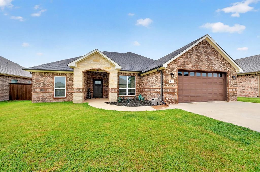 527 Limestone Circle, Mabank