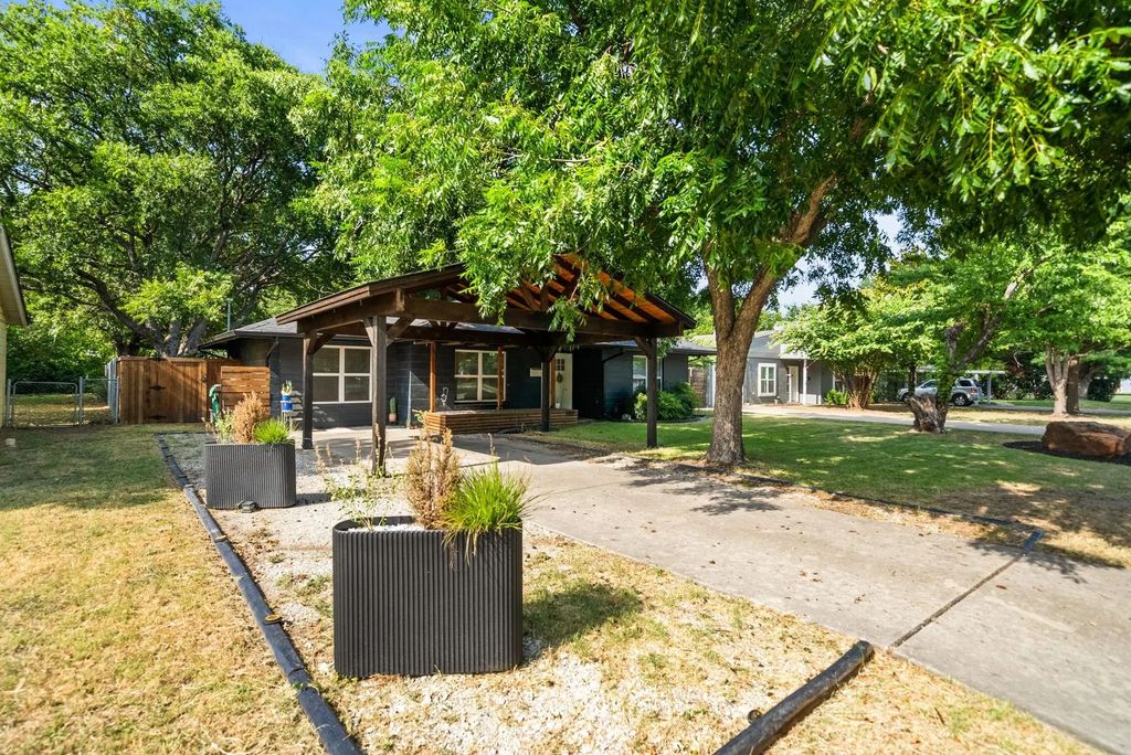 702 Crescent Street, Denton