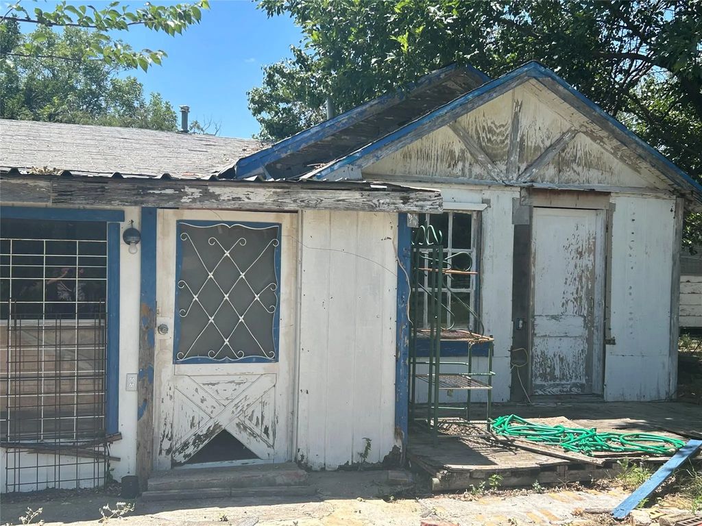 209, 203 W Church Street, Olney