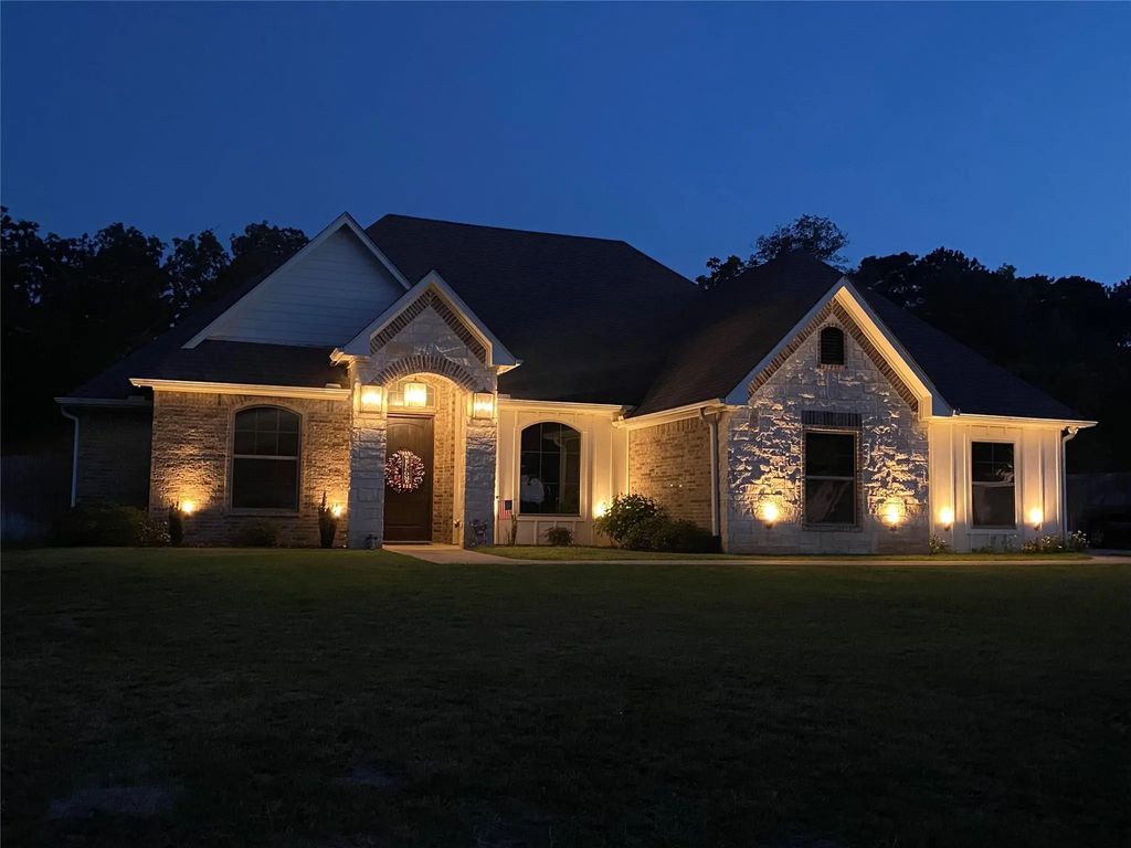 897 County Road 2320, Mineola