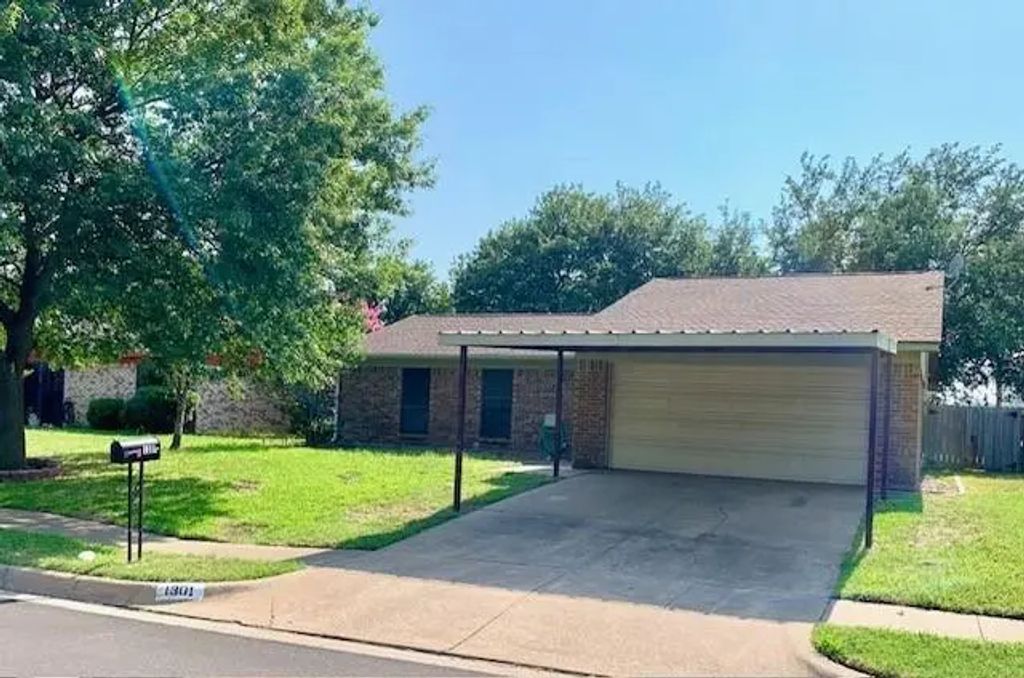 1301 N Knowles Drive, Saginaw