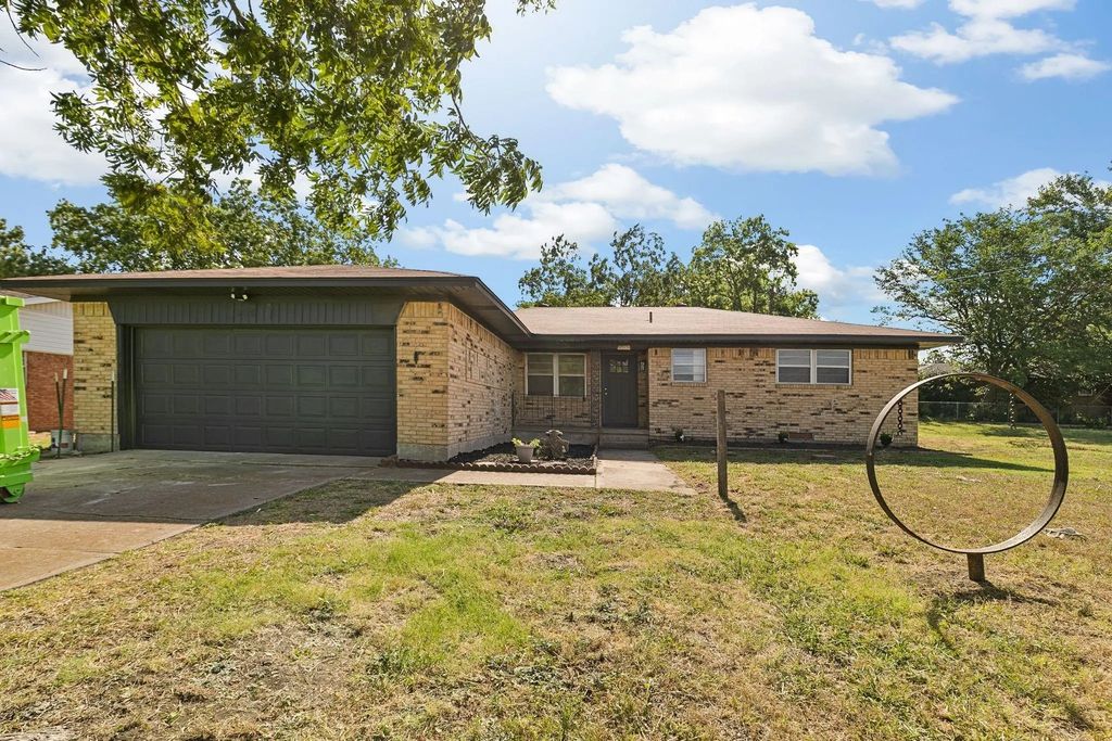 609 S Farmington Road, Howe