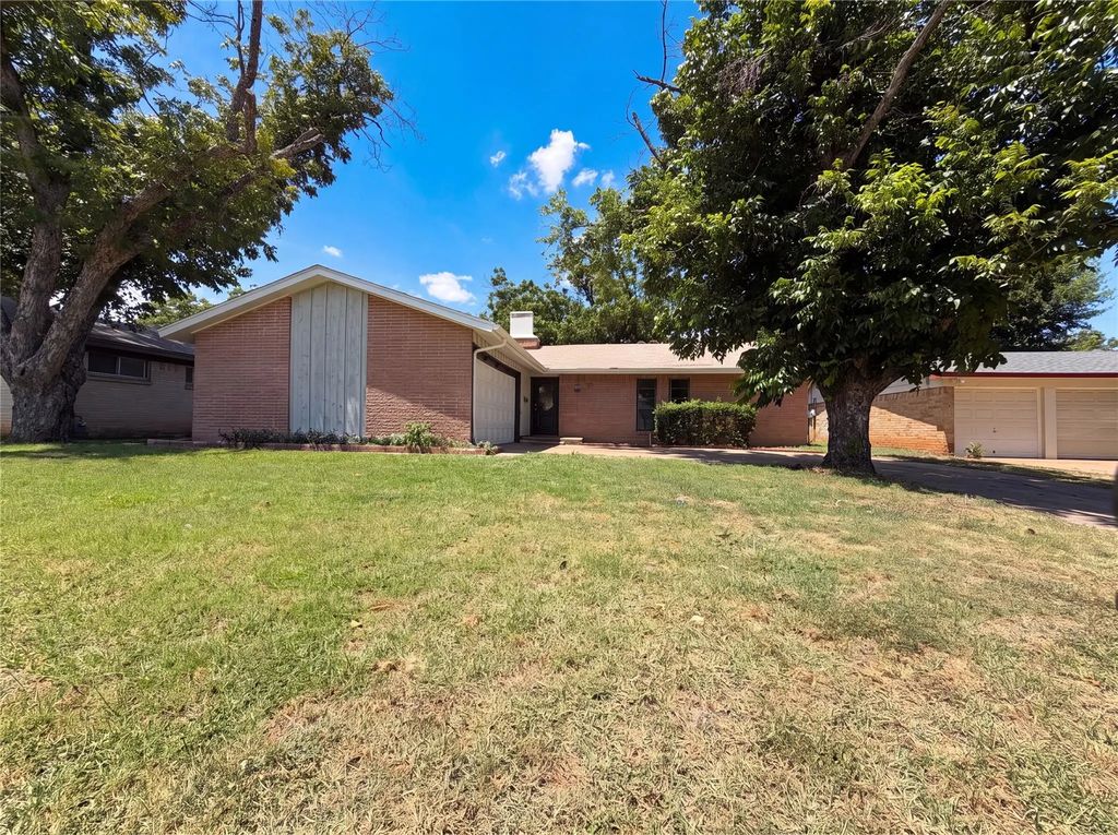 2111 Royal Oaks Drive, Irving