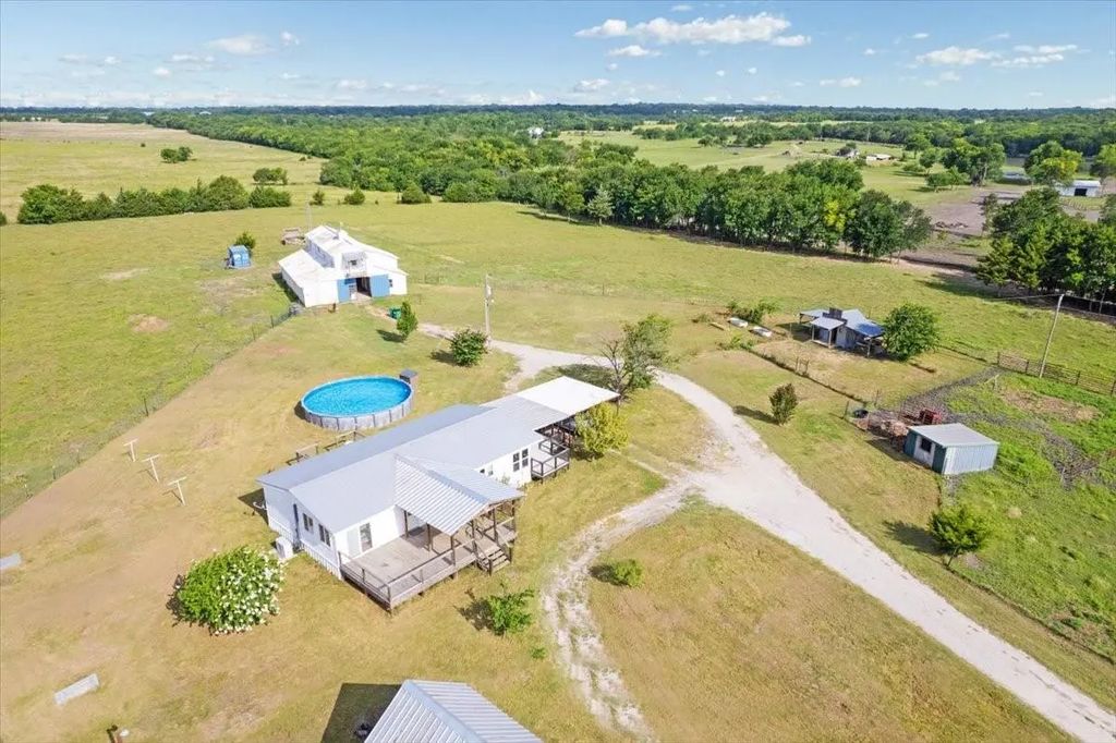 1154 Outlaw Trail, Wolfe City