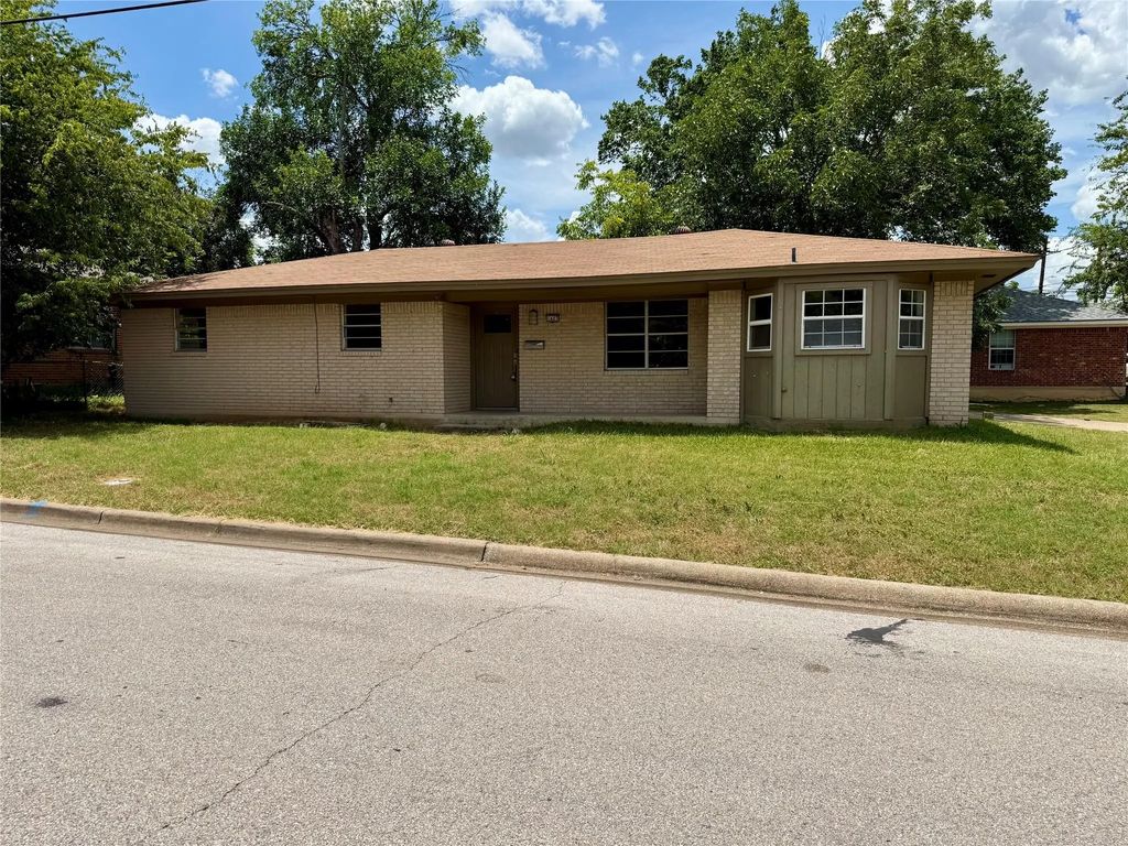 1407 N East St, Belton