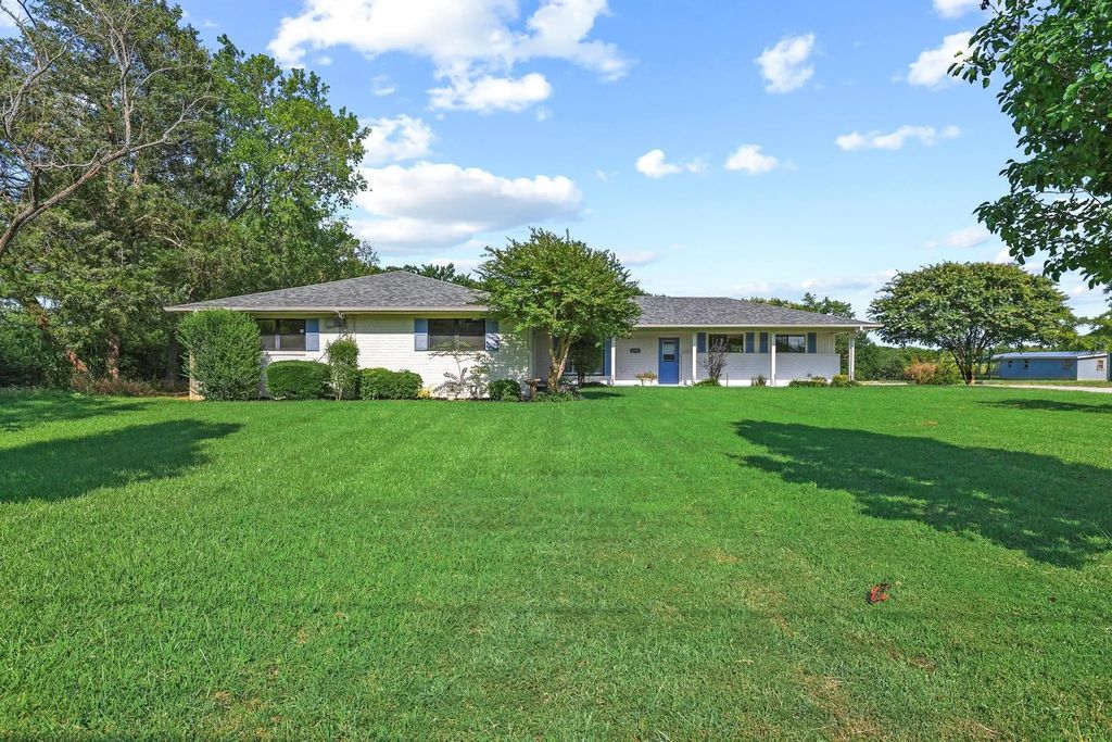 2200 S Lang Avenue, Denison