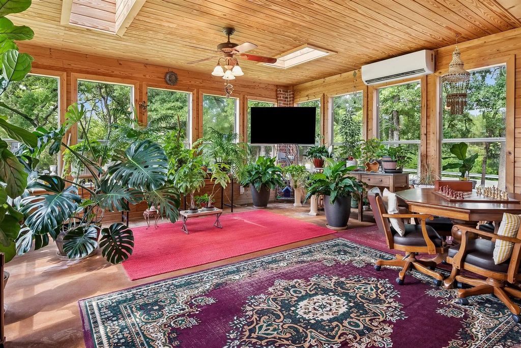 900 Coral Cove, Oak Point