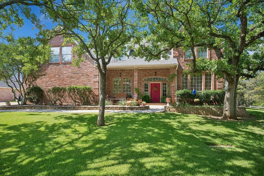 900 Coral Cove, Oak Point