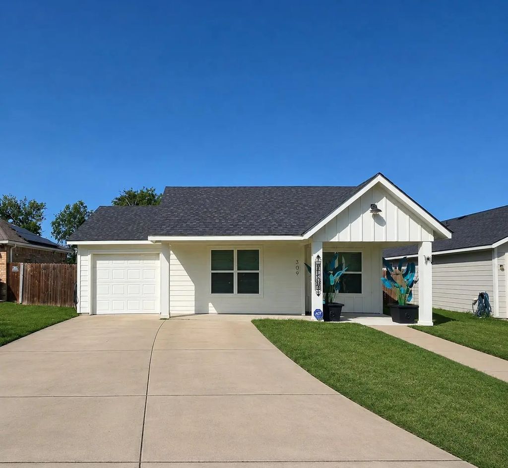 309 Thomas Street, Terrell