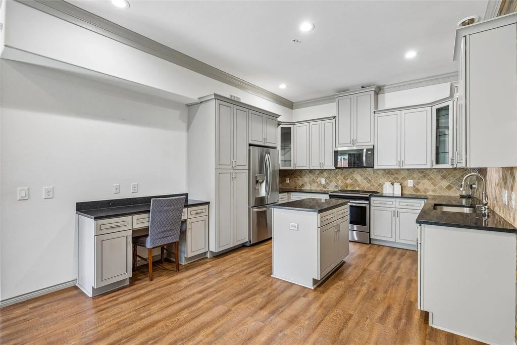 1325 Summerset Lane, Burleson