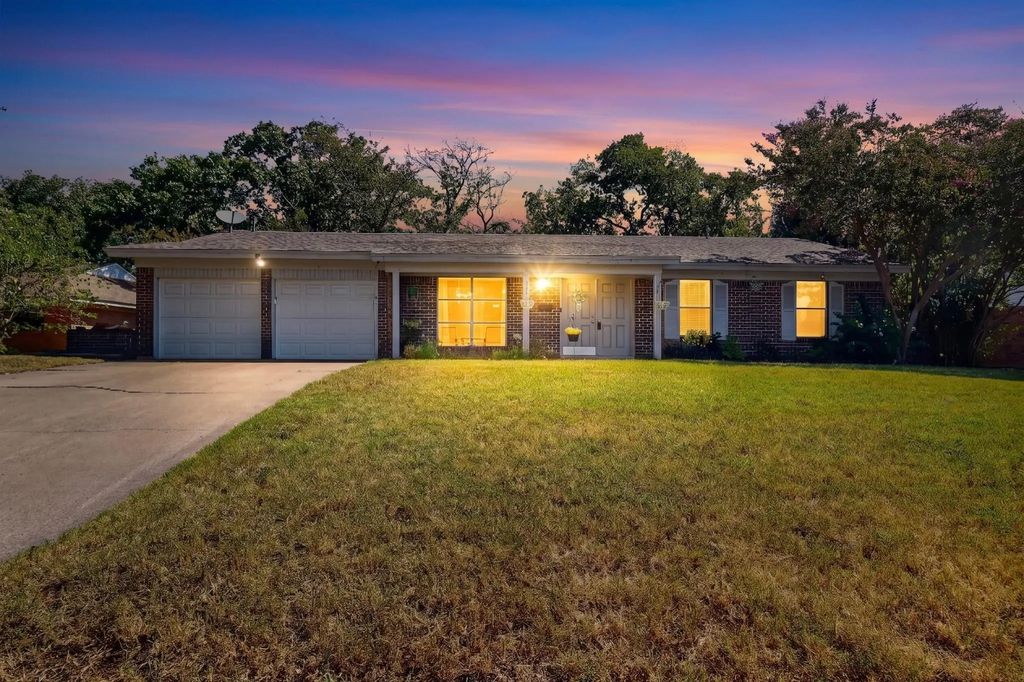 4513 Blue Lake Court, Fort Worth