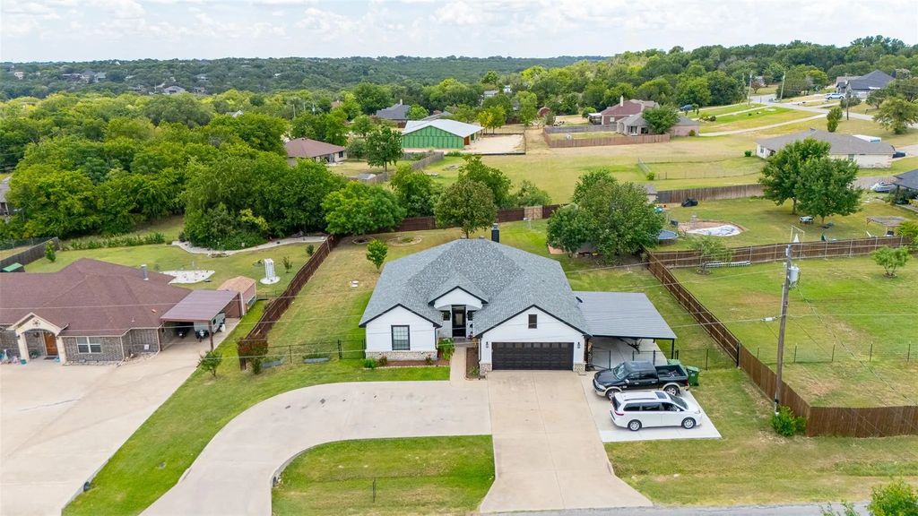 1305 E Apache Trail, Granbury