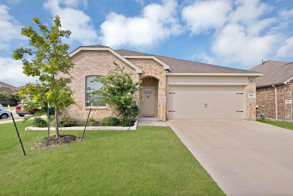 1828 Memorable Moment Drive, Crandall