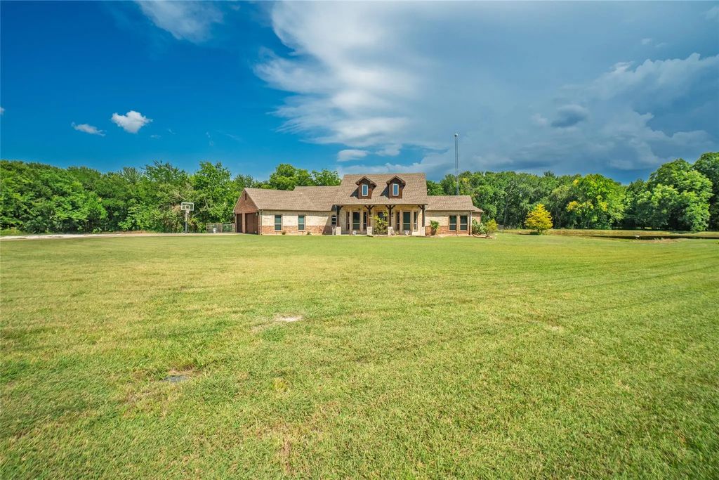 239 County Road 4105, Bonham