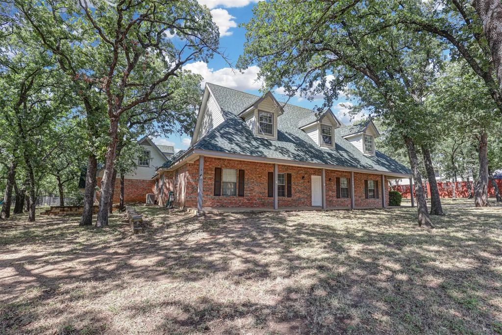 104 W Ash Lane, Euless