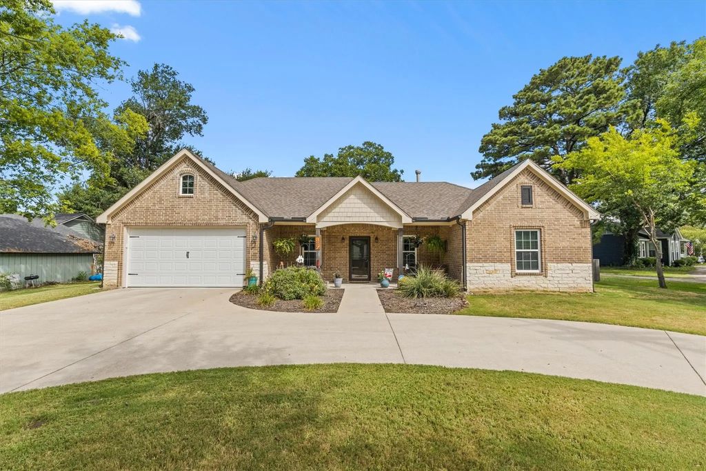327 Walnut Street, Terrell