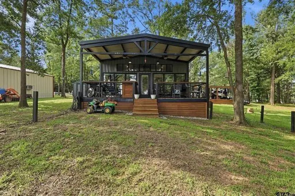 20 Red Oak, Scroggins