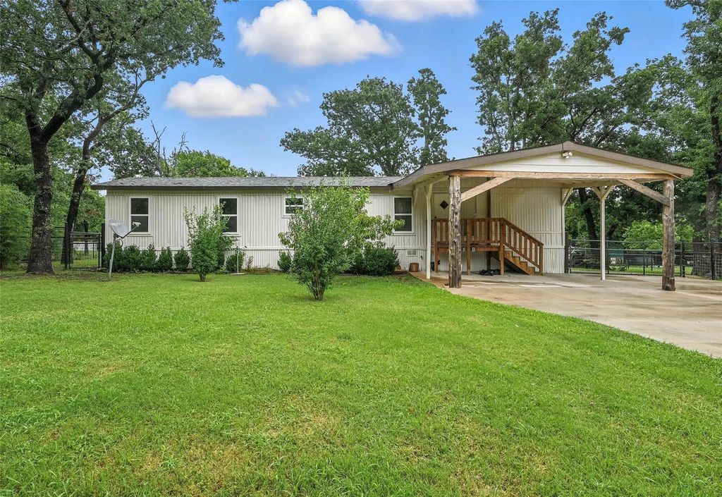 525 Surrey Lane, Burleson