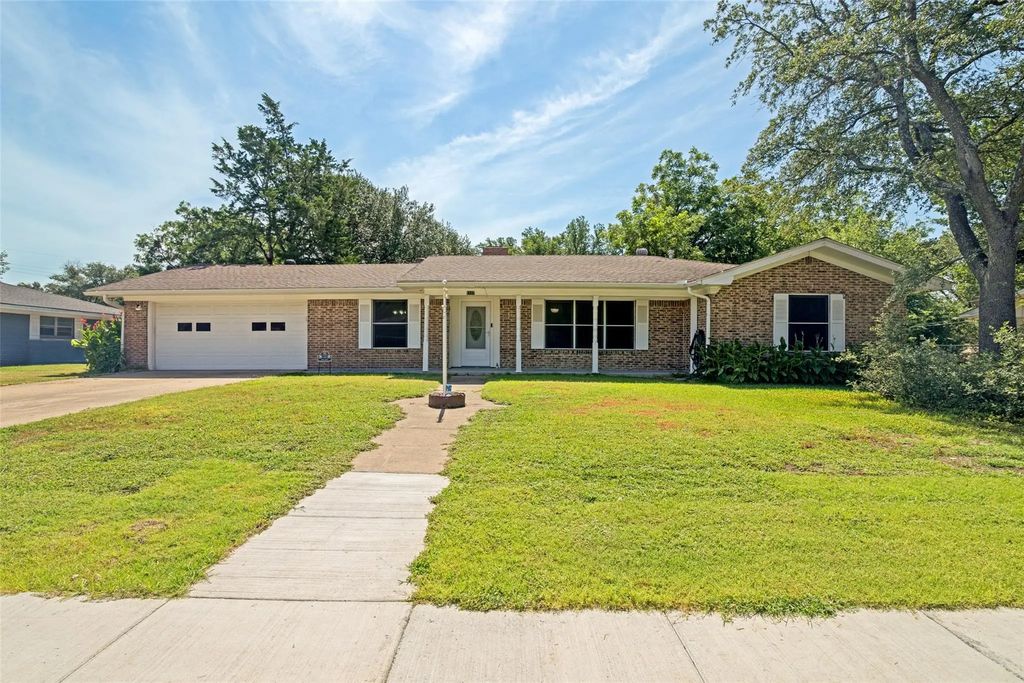 1107 Royal Drive, Kaufman