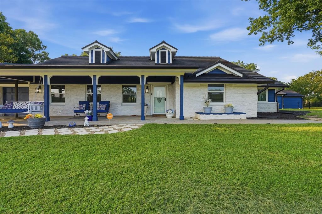 1985 E Renfro Street, Burleson