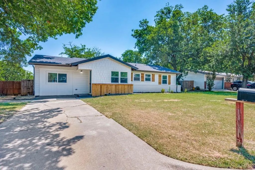 411 Hillcrest Street, Mansfield