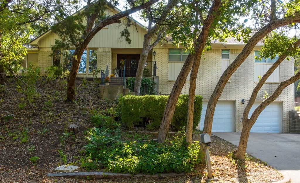 2621 Arroyo Road, Waco