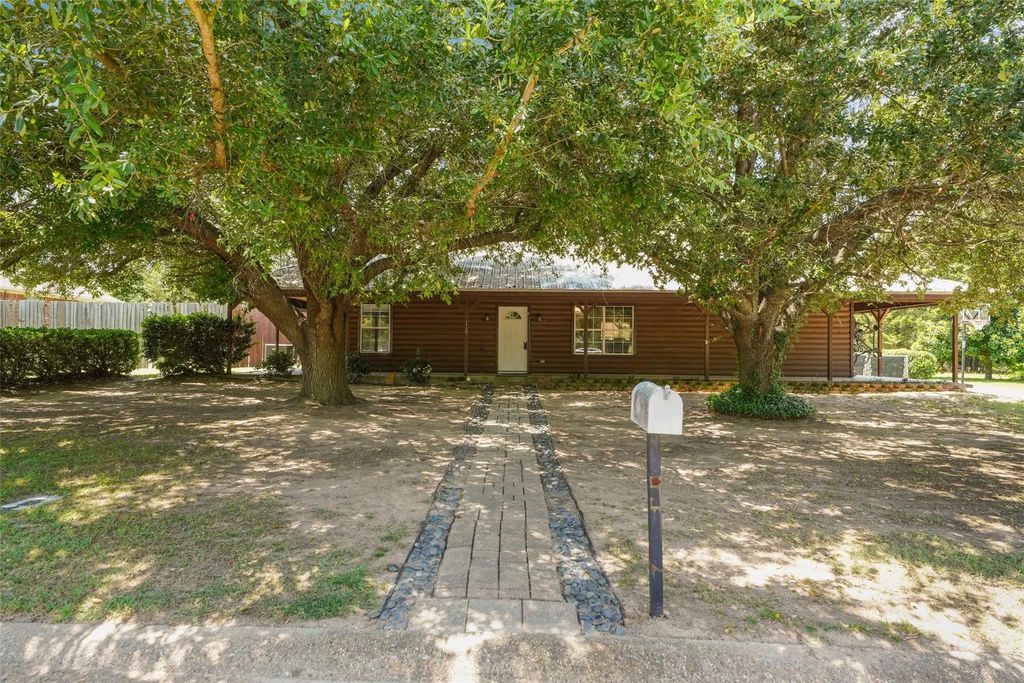 1112 Caprice Drive, Grand Saline