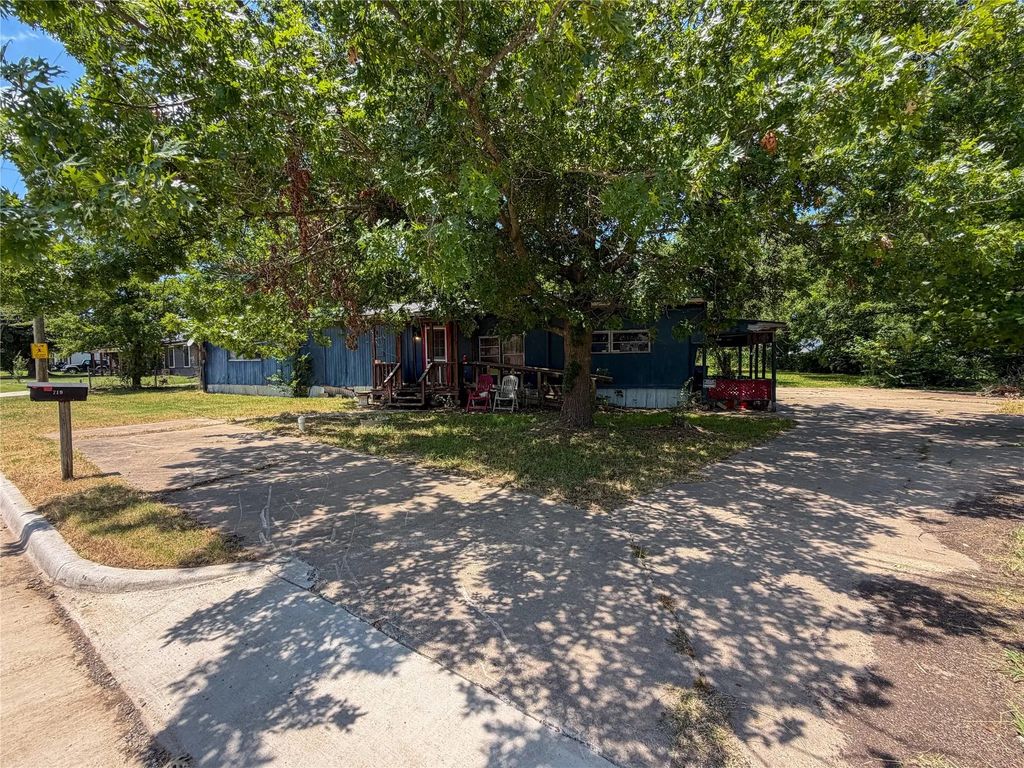 719 E Bullock Street, Denison