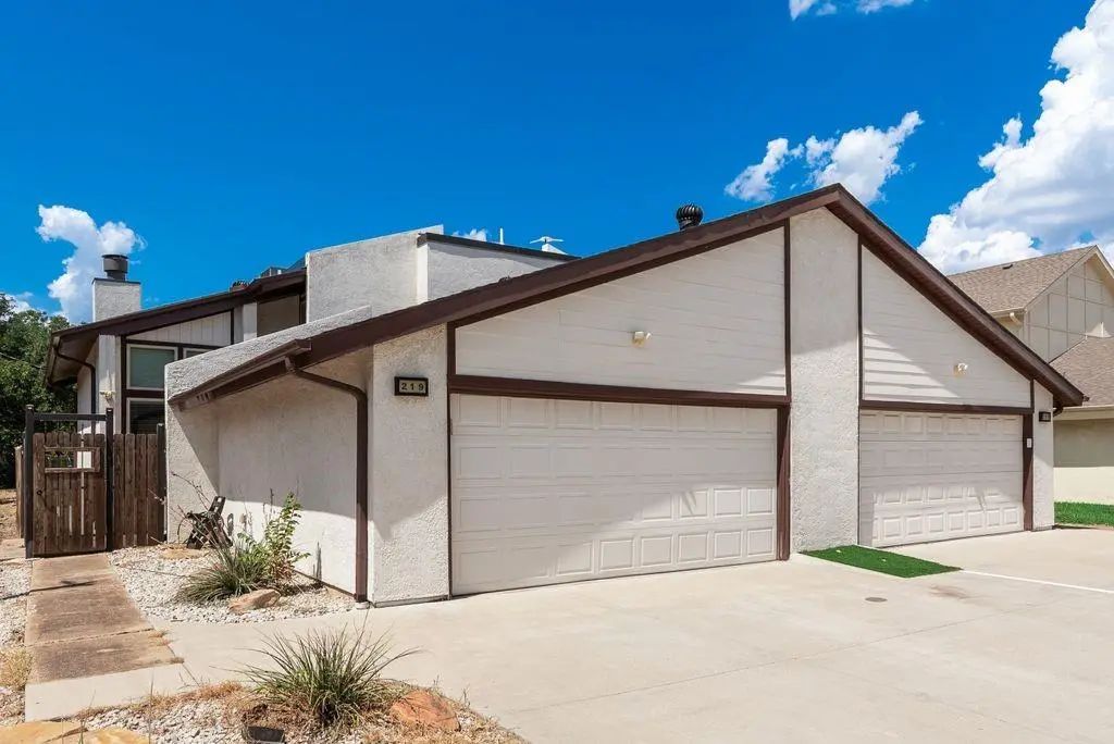219 W Rochelle Road, Irving