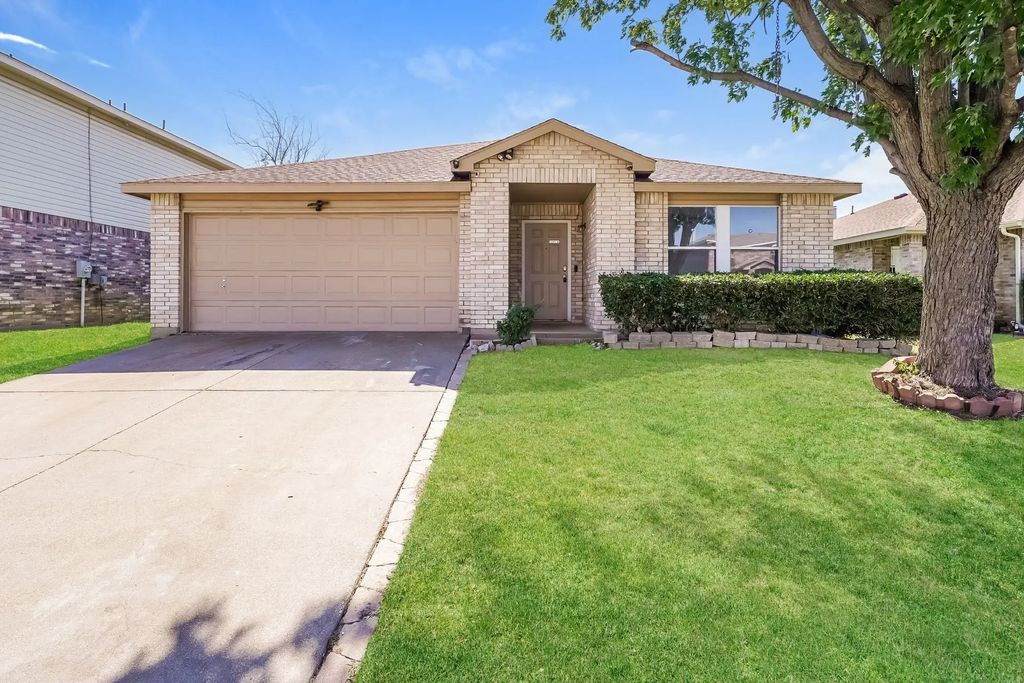 8717 Hunters Creek Drive, Fort Worth