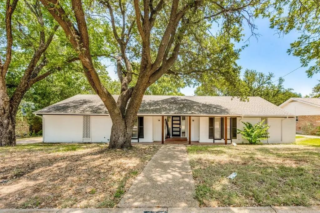 317 Cedar Creek Court, Fort Worth