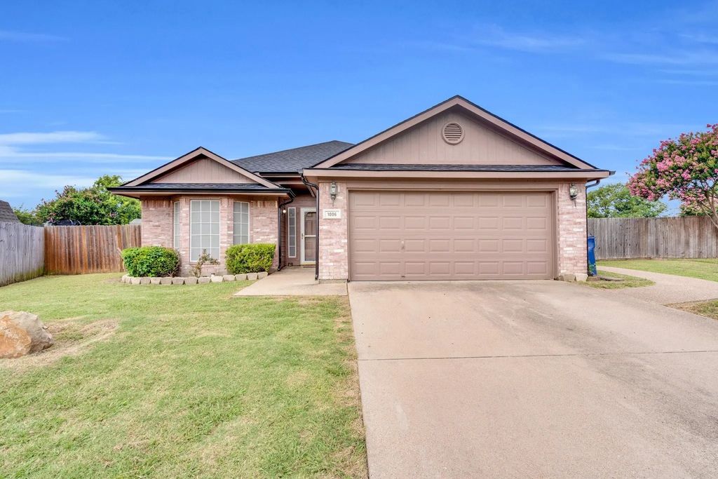 1006 Darren Drive, Burleson