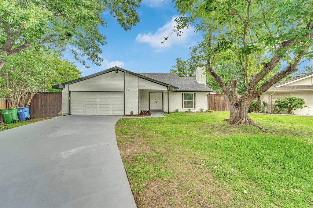 2114 Via Vista, Carrollton