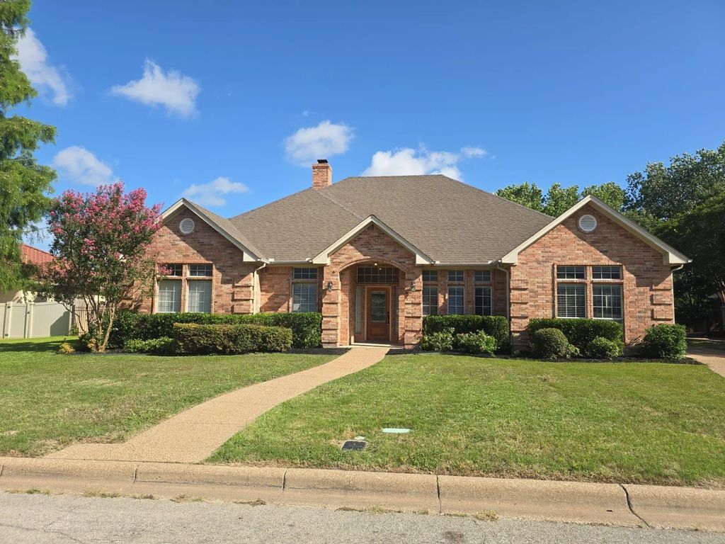 6376 Newport Court, Fort Worth