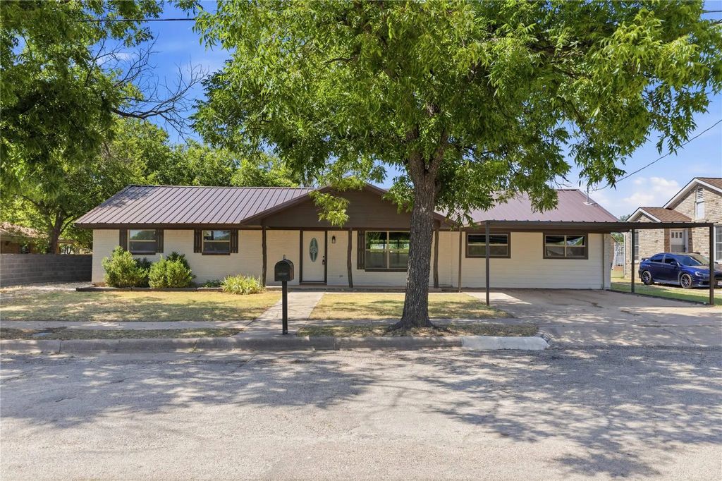 809 W Liveoak Street, Coleman