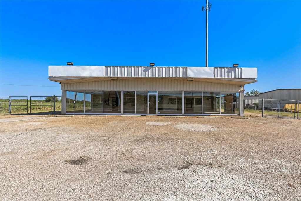 5878 W Us Highway 80, Terrell