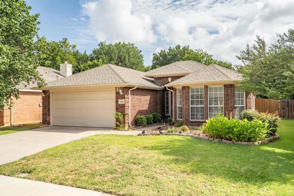 4324 Stone Hollow Way, Fort Worth