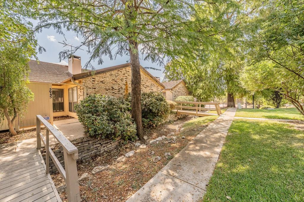 5945 Chimney Wood Circle, Fort Worth