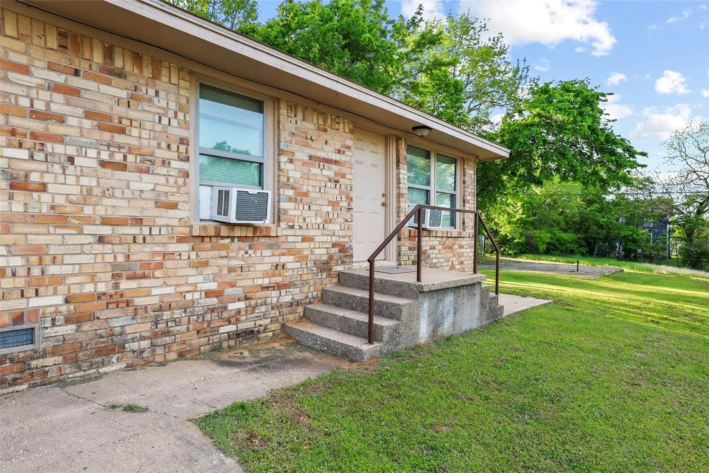 701 W Hull Street 101-2, Denison