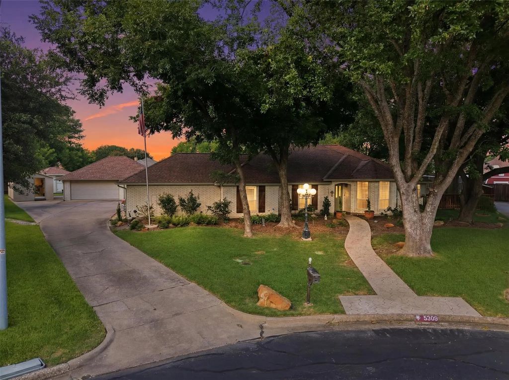 5308 Dixie Circle, Sachse
