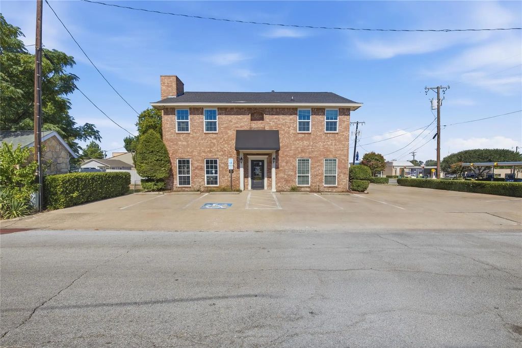 110 S Barton Street, Grapevine